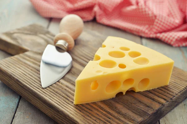 Сыр с большими отверстиями — стоковое фото