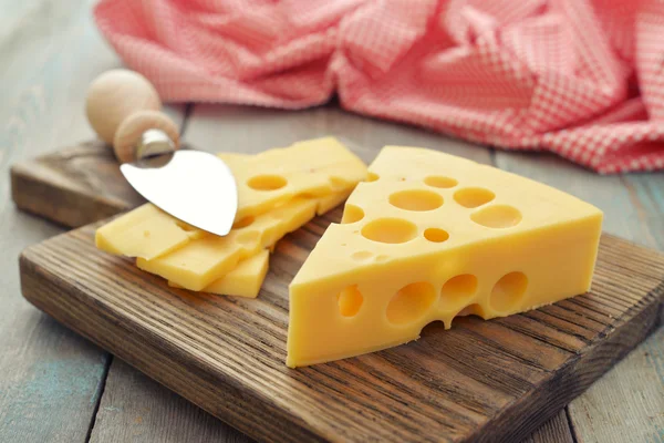 Τυρί με μεγάλες τρύπες — Φωτογραφία Αρχείου