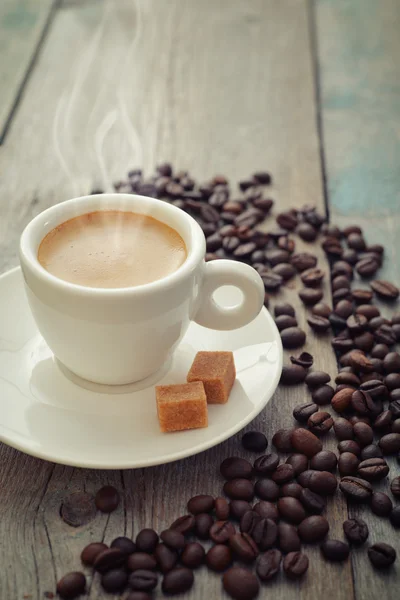 Café expresso quente na xícara — Fotografia de Stock