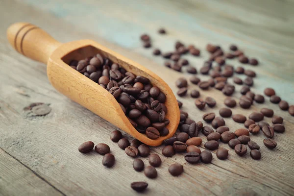 Scoop with coffee beans — Stock Photo, Image