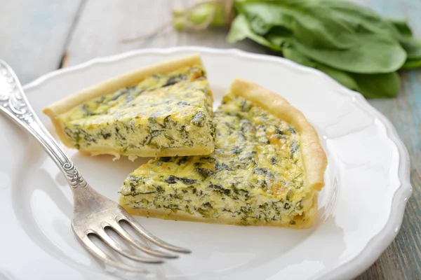 Francuskie ciasto quiche ze szpinakiem — Zdjęcie stockowe