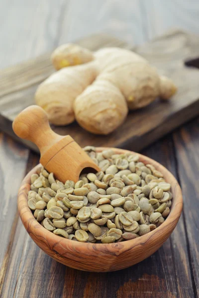 Grüne Kaffeebohnen und Ingwer — Stockfoto