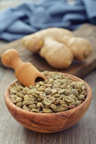 Grüne Kaffeebohnen mit Ingwer — Stockfoto