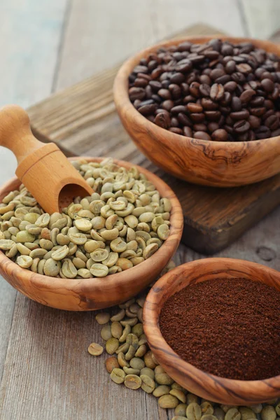 緑とローストコーヒー豆 — ストック写真