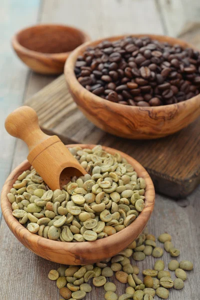 Green and roasted coffee beans — Stock Photo, Image