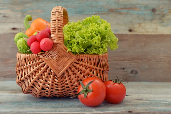 Vegetables in the wicker basket — Stock Photo, Image