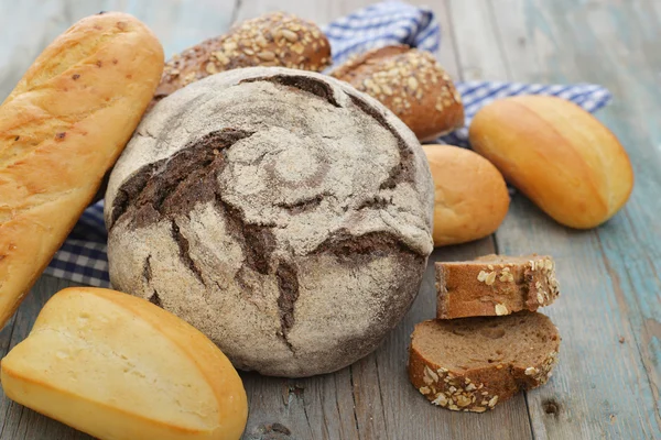 Ekmek ve rulolar kompozisyonu — Stok fotoğraf