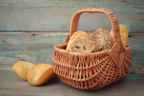 Ekmek ve rulolar hasır sepet — Stok fotoğraf
