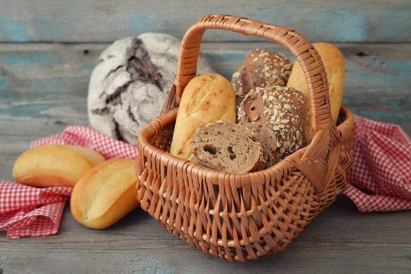 Ekmek ve rulolar hasır sepet — Stok fotoğraf