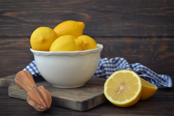 Lemons in a white bowl — Stock Photo, Image