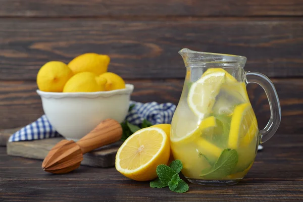 Limonata con limone fresco — Foto Stock