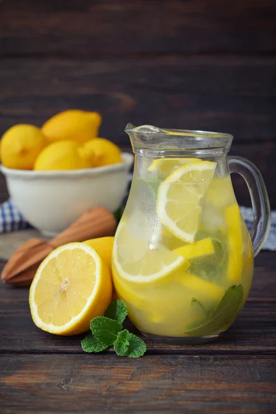 Лимонад со свежим лимоном — стоковое фото