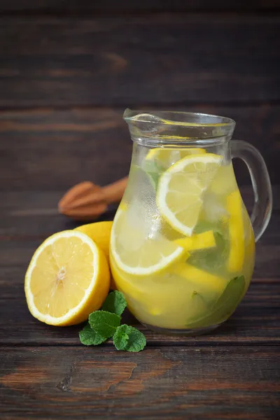 Lemonade with fresh lemon — Stock Photo, Image