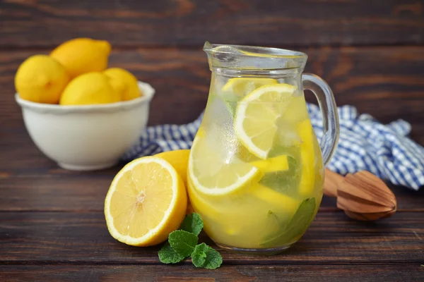 Lemonade with fresh lemon — Stock Photo, Image