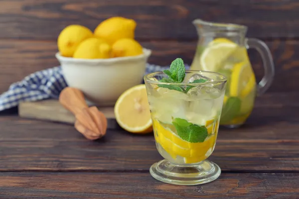 Limonata con limone fresco — Foto Stock