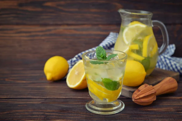 Limonata con limone fresco — Foto Stock