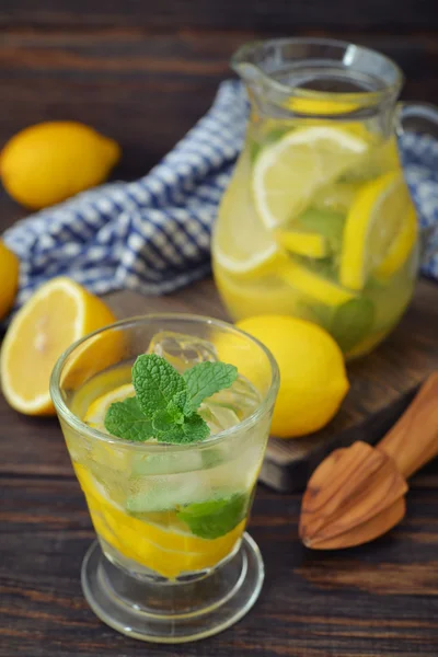 Limonata con limone fresco — Foto Stock