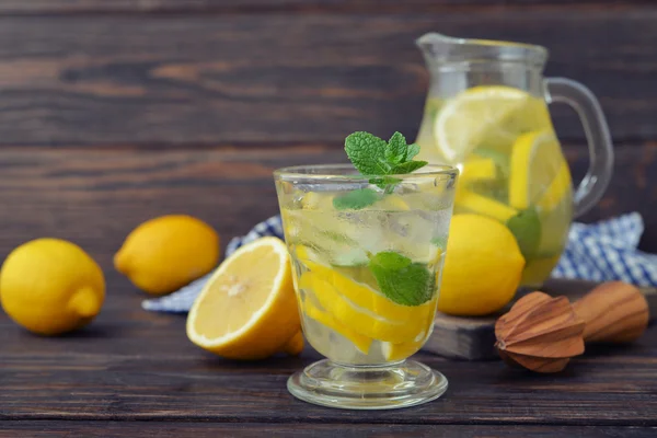 Lemonade with fresh lemon — Stock Photo, Image