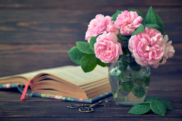 Bouquet of tea roses — Stock Photo, Image