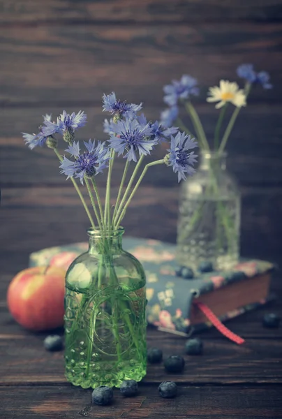 Cornflowers en botella —  Fotos de Stock