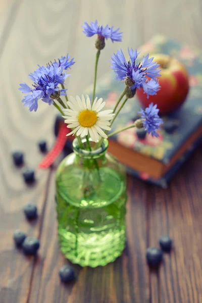 Korenbloemen in vintage fles — Stockfoto