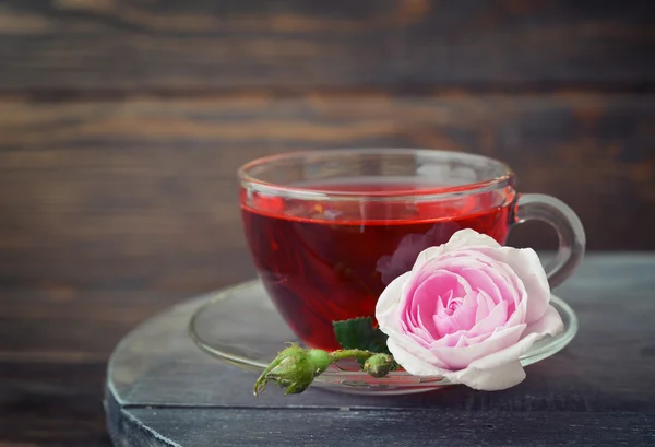 Tea rose flowers and tea — Stock Photo, Image