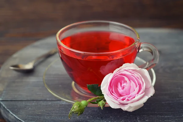 Tea rose blommor och te — Stockfoto