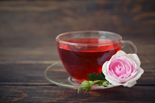 Tea rose blommor och te — Stockfoto