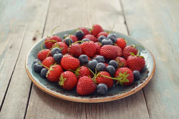 Verse aardbeien en bosbes — Stockfoto