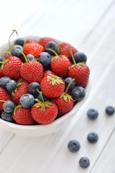 Verse aardbeien en bosbes — Stockfoto