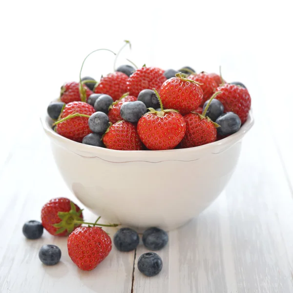 Fresh strawberry and blueberry — Stock Photo, Image