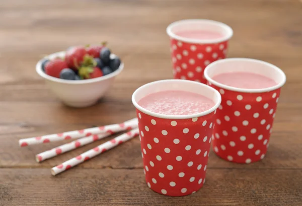 Milk shake with fresh berries — Stock Photo, Image
