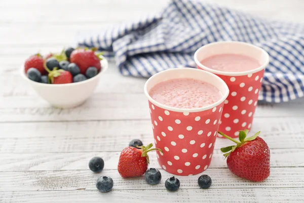 Batido de leite com bagas frescas — Fotografia de Stock