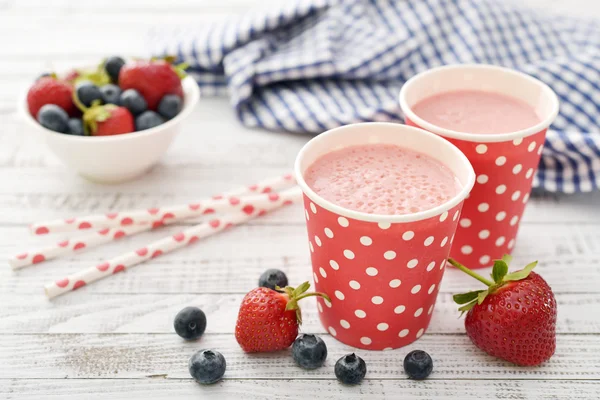 Batido de leche con bayas frescas —  Fotos de Stock