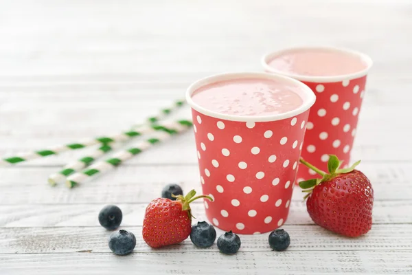 Batido de leite com bagas frescas — Fotografia de Stock