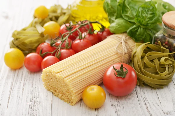 Spaghetti en tomaat — Stockfoto