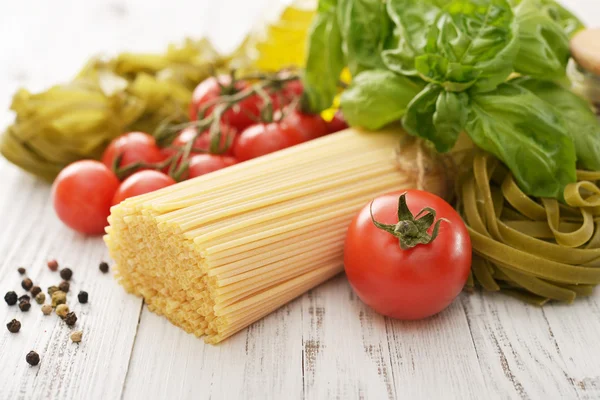 Spaghetti and tomato — Stock Photo, Image