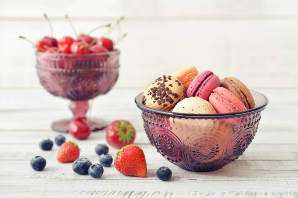 Макарон с ягодами — стоковое фото