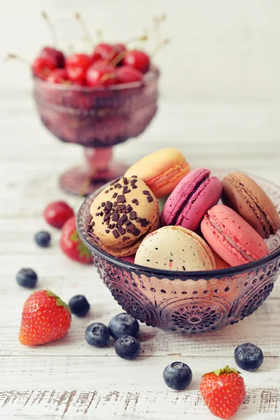 Macaroon with berries — Stock Photo, Image