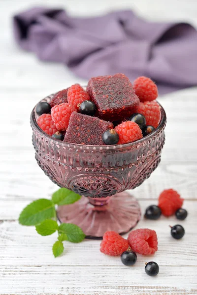 Jelly candy with fresh berries — Stock Photo, Image