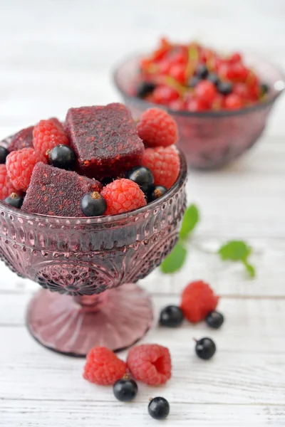 Jelly candy with fresh berries — Stock Photo, Image