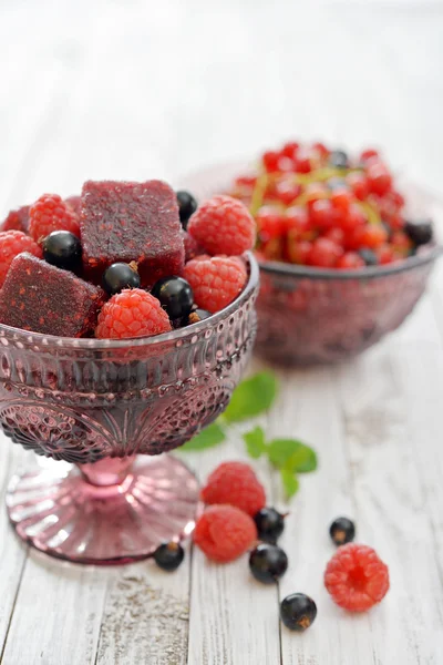 Jelly candy with fresh berries — Stock Photo, Image