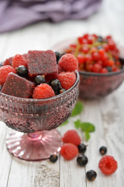 Jelly candy with fresh berries — Stock Photo, Image