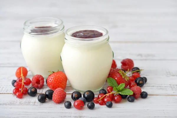 Yogurt with ripe fresh berry — Stock Photo, Image