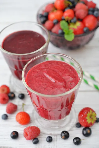 Berries and smoothies — Stock Photo, Image