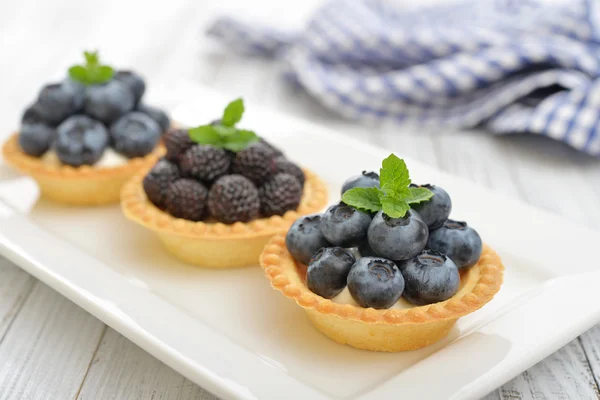 Міні пиріг зі свіжими ягодами — стокове фото