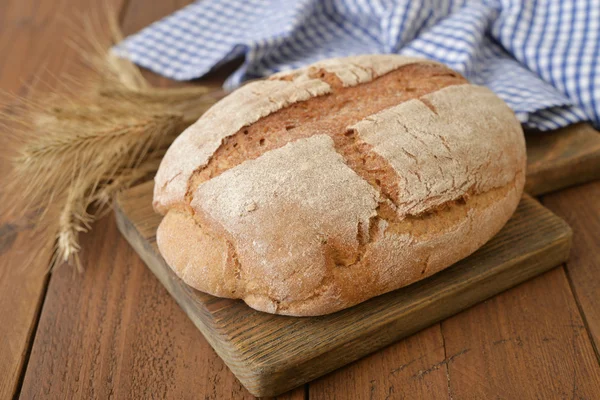 Brot auf Schneidebrett — Stockfoto