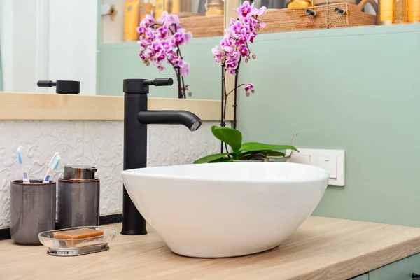 Fregadero Con Estilo Recipiente Con Mezclador Lavabo Negro Encimera Luz —  Fotos de Stock