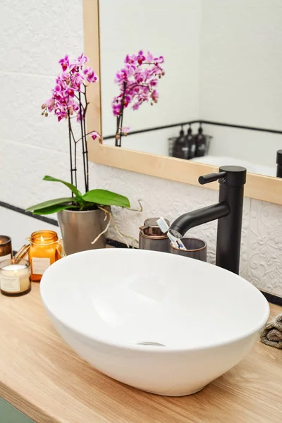 Fregadero Con Estilo Recipiente Con Mezclador Lavabo Negro Encimera Luz — Foto de Stock