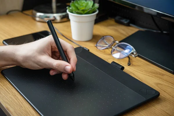 Junger Grafikdesigner Mit Grafik Tablet Auf Schwarzem Tisch Home Office — Stockfoto